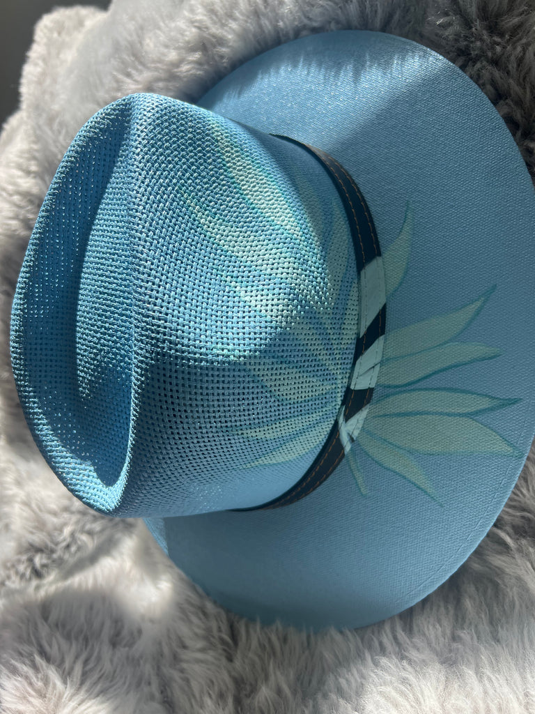 Chapeau de feuilles bleues